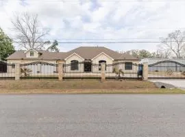 MAGNITO Mini-Mansion at IAH with pool & gym