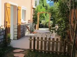 Jolie T2 rénové avec jardin clos et parking privé