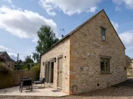 Crooked Cottage in picturesque Upper Oddington - Pass the Keys