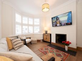 Quaint Victorian Cottage great transport to London - Pass the Keys, Hotel in Teddington