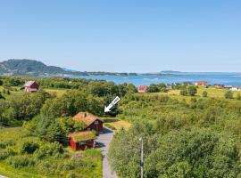 Charming cabin retreat by the coast in Midsund، كابينة في Midsund