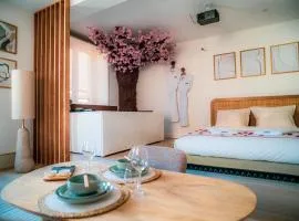 Nuit romantique, Suite avec jacuzzi et cinéma privé au design Japandi