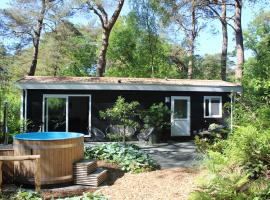 Mooi 4p Wellness chalet in het Bos met finse Sauna en Hottub, hotel with hot tubs in Diever