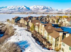 Lakeside Escape 2 BR with Hot Tub，Huntsville的海灘飯店