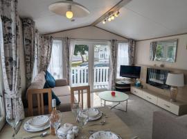LOVELY BRIGHT AND AIRY CARAVAN ON THE 5 Star SHOREFIELD COUNTRY PARK ENTERTAINMENT PASSES INCLUDED, holiday park in Milford on Sea