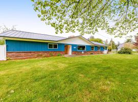 New Riverfront Luxury with acreage and great views, luxury hotel in Tillamook