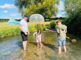 Hertford Farm riverside Bring your tent inc firepit bbq activities, hotel em Hertford