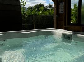 luxury pod with hot tub, Lodge in Clodock
