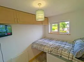 Cosy Single Room, Smart TV, 5 Minute Walk from Train Station