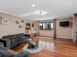 Spacious Upstair Home Comforts 13km from CBD&Airport