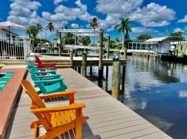 Hot tub and Dock Gilligan's on the Island