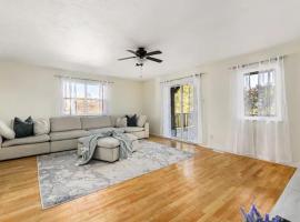 Spacious 4 bedrooms, 5 beds home - 3 Minutes to Downtown Moncton, hotel v destinaci Moncton