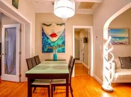 Entire private Beautiful 2 Bedroom plus Den House with gated front&back yard and Free parking 10min drive to Miami Beach
