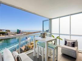 Azure Bliss - Majestic Apartment on the Water, hotel en Safety Beach