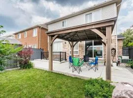 Garden 2 BR Apt - Free Parking Wifi Laundry Workstation