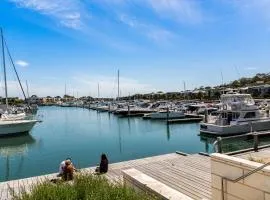 Castaway Villa - Luxe on the Marina Walk to Beach