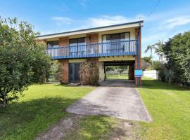 Pet Friendly on Pelican Close to Myall River, hotel i Hawks Nest