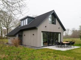 Villa in Friesland near Slotermeer Lake, hotel i Sondel