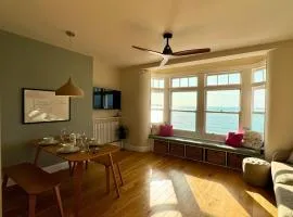 The Panoramic - Beach Front Apt - No Guest Fees