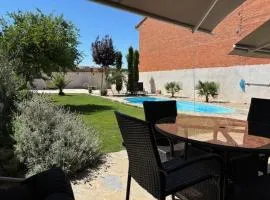 Villa Mandrés. Casa con jardín y piscina. Proximo a Puy Du Fou.