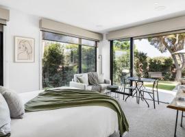 Studio One - Luxe Apartment, across from beach, walk to local shops, homestay in Mount Martha