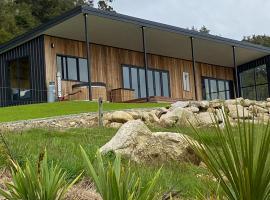 Fenian Retreat, hotel with hot tubs in Karamea