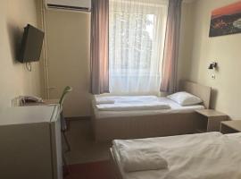 FREE PARKING, FREE BREAKFAST, only 15 minutes to City Center, hótel í Búdapest