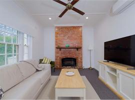 Manuka Village - Sleeps 8 - Free parking x 4, vila v destinaci Kingston 