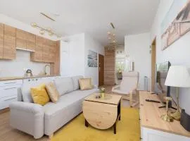 Beżowy Apartament Przy Parku w Katowicach z Widokiem na Staw i Biurkiem by Noclegi Renters