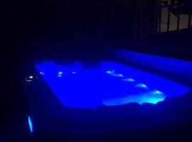 Evagelia's deluxe villa-Jacuzzi in Skopelos center, hotel sa Skopelos Town