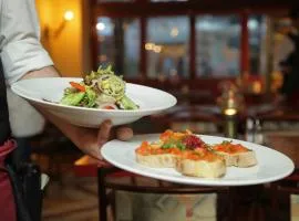 Hotel Iconic Suite - Near Delhi Airport