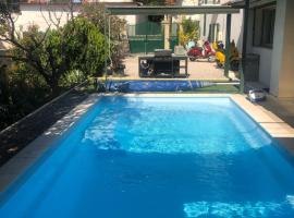 Chambre chez l'habitant avec piscine, hotel in Marseille