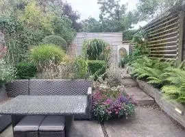 Sophisticated Seafront 3BD Suntrap Landscaped Yard