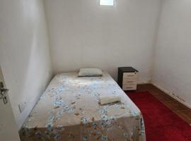 Quarto em casa compartilhada - Próximo a UFS, hotel in São Cristóvão