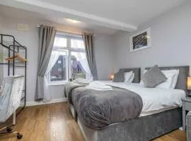 Ealing Manor - 6 beds 3 sofa beds sleeps 9 ppl