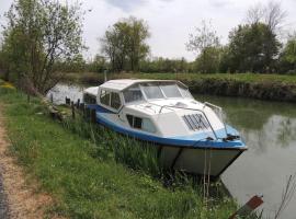 Nuits insolites sur un bateau décapotable, лодка в Damvix