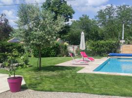 Duplex Girondin avec Piscine: Izon şehrinde bir otel