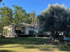 Chalet con piscina y jardín rodeado de naturaleza, khách sạn ở La Mallá