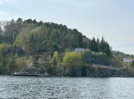 Hytte med sjøen, med egen brygge og båt
