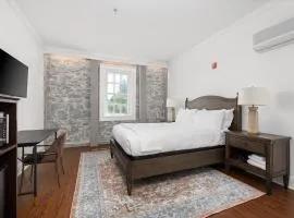 Historic Stonehouse Getaway Minutes to Downtown!