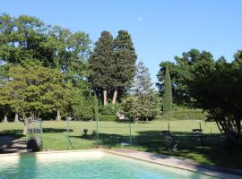 Mas Provencal Monteux 84170, hotel di Althen-des-Paluds