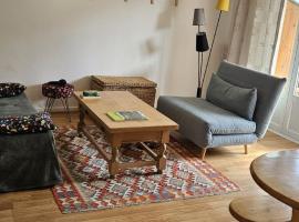 Deux pièces face aux pistes, hotel in Péone