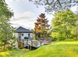 3 Mi to Boothbay Harbor Coastal Colorful Home!, villa a East Boothbay