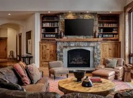 Luxury 3 Bedroom Residence In Lionshead Village - Walk To Ski!