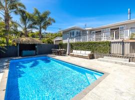 Aloha Cottage with Pool & Spa, Waiheke, hotel in Oneroa