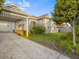 Elegant Luxury - Family Entertainer in Ringwood