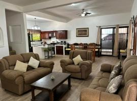 Casa cerca del aeropuerto Peten, hotel di Flores