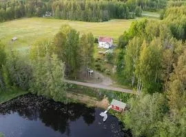 Järvimökki perinteisellä rantasaunalla
