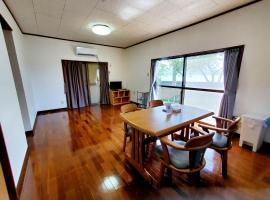 一棟貸し みじょら しーばなコテージ، فندق مع أحواض استحمام ساخنة في Akagina