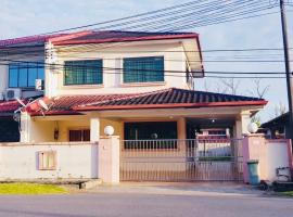 Spacious Semi-D Taman Terus Homestay, villa in Bintulu